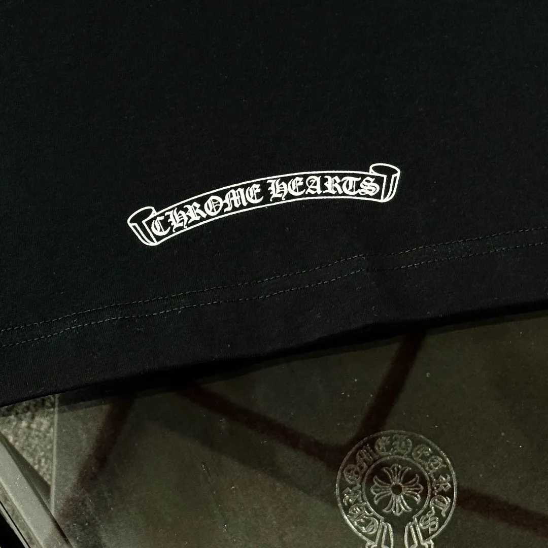P170 Chrome Hearts 25 high-end versions. The fabric is made of 300 grams of high-density pure cotton. It does not deform or shrink. It has three labels. It is the same style for men and women. Technology: suede foaming + digital printing. Color: white, black. SIZE: S-XL.